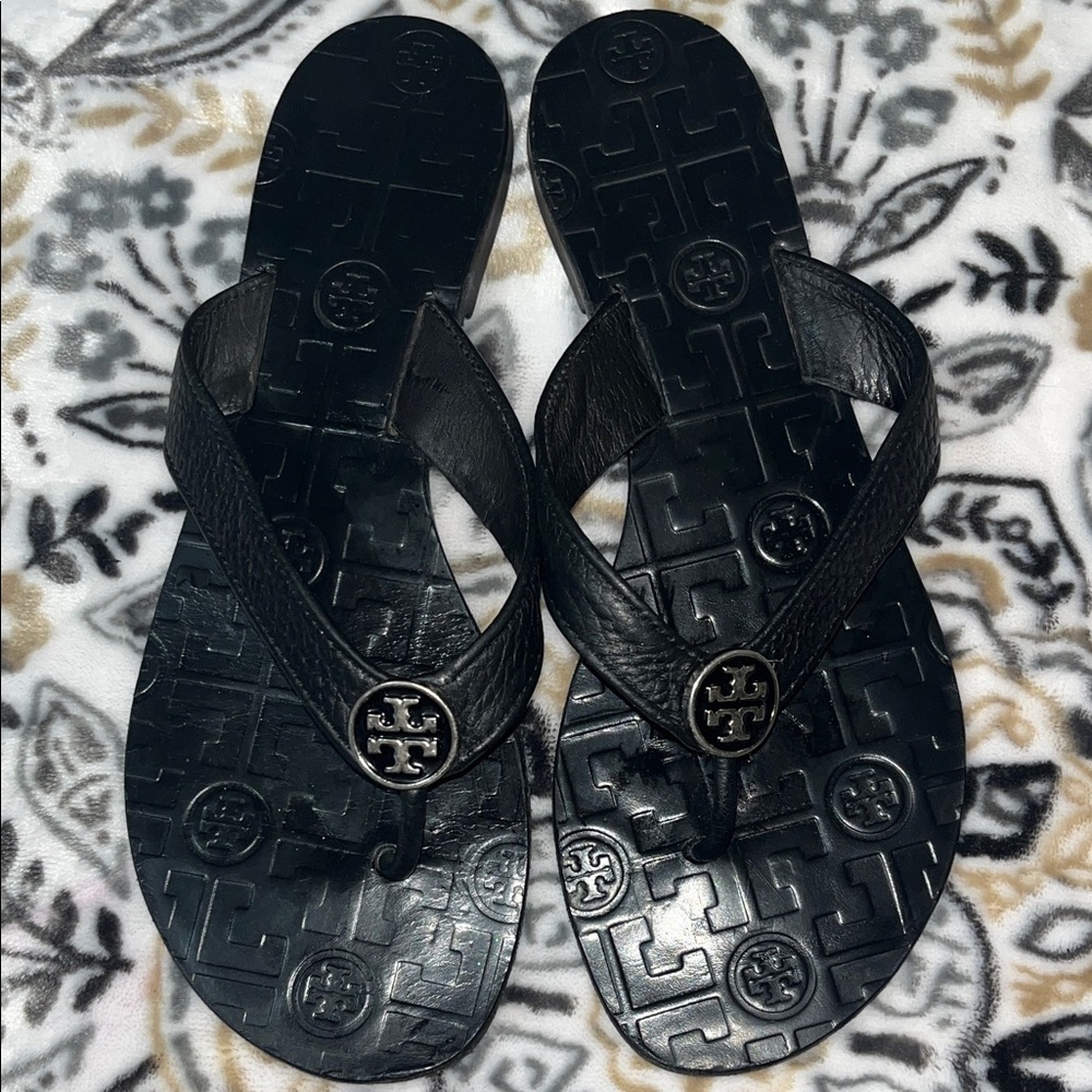 Tory Burch Black Leather Flip Sandals, 7M - Picture 4 of 10